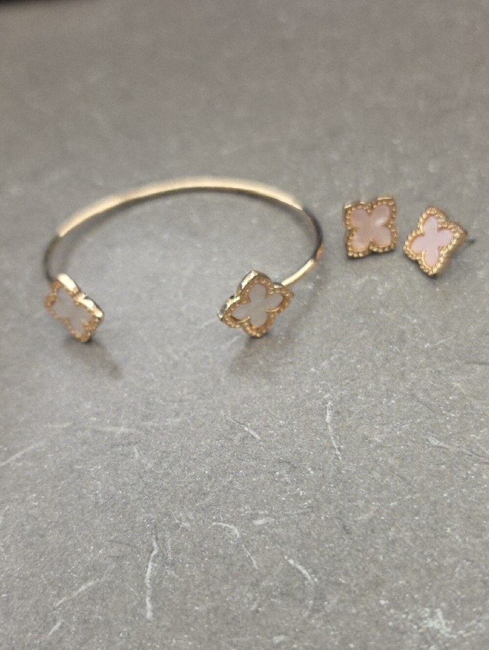 Bracelet and Stud Earrings with Pink Clover